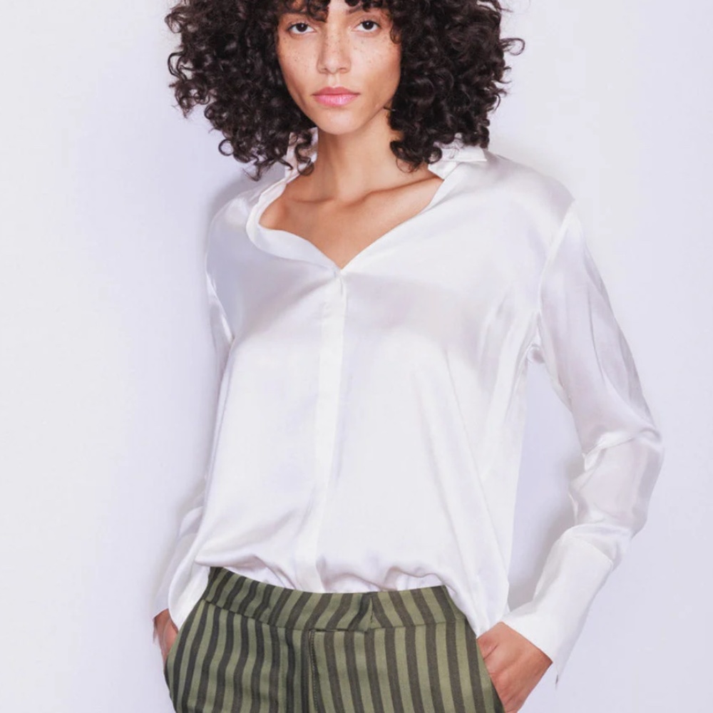 CATHERINE GEE DARIA FRENCH CUFF SILK BLOUSE IN Ivory/White